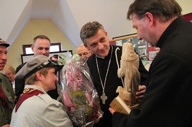 Od meszniańskich harcerzy biskup Roman Pindel otrzymał rzeźbę Dobrego Pasterza