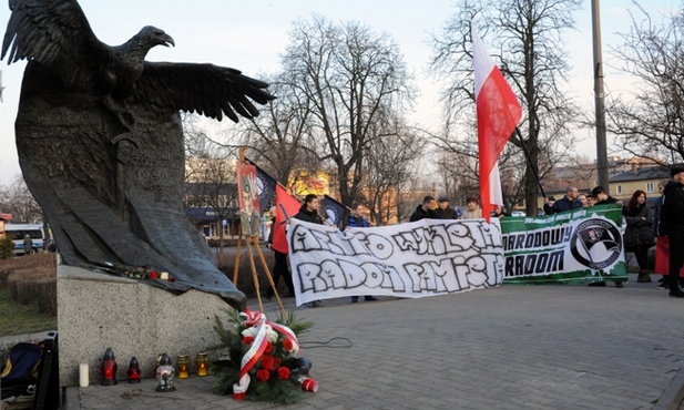 Pikieta „Armio Wyklęta, Radom pamięta” przed pomnikiem żołnierzy Zrzeszenia „Wolność i Niezawisłość” przy ul. Beliny-Prażmowskiego w Radomiu