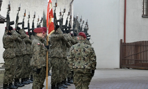 W Opocznie przed odsłoniętą tablicą honorową salwę oddali żołnierze kompanii reprezentacyjnej 25 Brygady Kawalerii Powietrznej