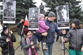 Marsz pamięci rozpoczął się przed pomnikiem marsz. Józefa Piłsudskiego