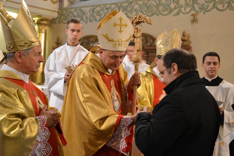 Przedstawiciele każdej diecezji otrzymali krzyż z relikwiami bł. Karoliny.