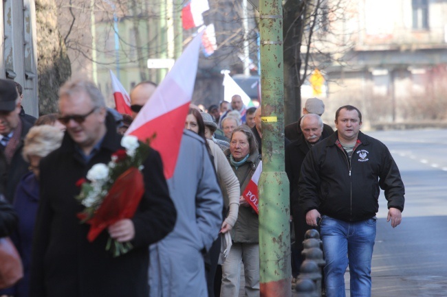 Legnica: dwa pomniki, dwa bieguny