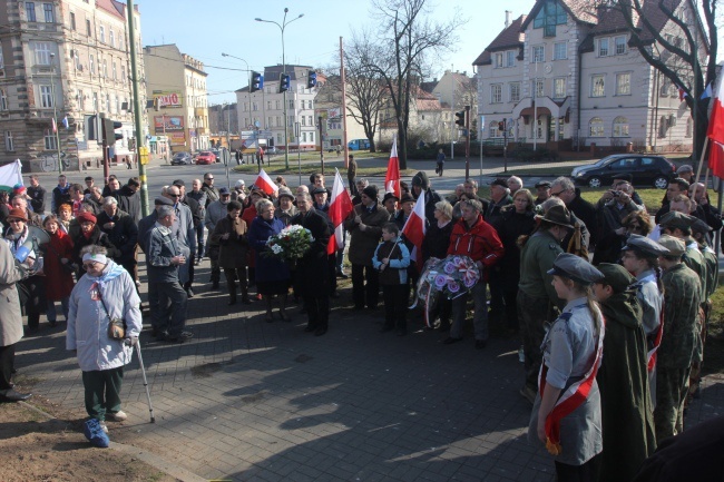 Legnica: dwa pomniki, dwa bieguny