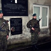 Płońszczanie uczcili żołnierzy wyklętych przy tablicach pamięci na dziedzińcu kościoła św. Michała Archanioła