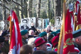 Wizerunki zidentyfikowanych pomordowanych bohaterów towarzyszą wrocławskim obchodom od samego początku. Za każdym razem robią ogromne wrażenie