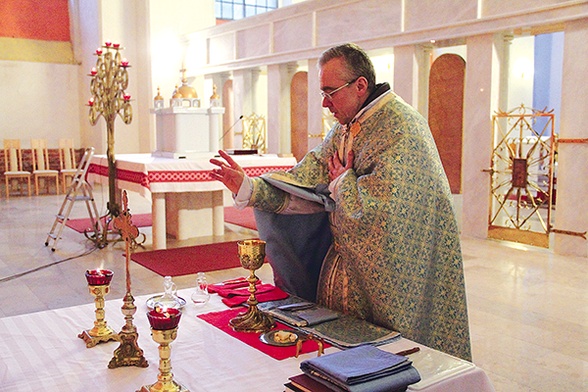 Ks. Józef Ulicki podczas sprawowania liturgii