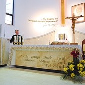 Papieski ołtarz w akademickiej kaplicy
