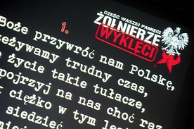 Teksty piosenek były wyświetlane,  by alumni i studenci świeccy mogli włączyć się śpiew