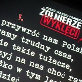 Teksty piosenek były wyświetlane,  by alumni i studenci świeccy mogli włączyć się śpiew