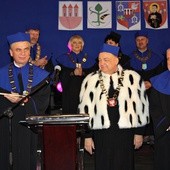 Symboliczny klucz do Stolicy Kultury Mazowsza w rękach starosty przasnyskiego Zenona Szczepankowskiego