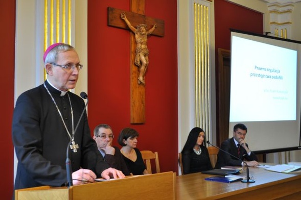 Bp Piotr Libera otworzył konferencję na Sali Biskupów WSD