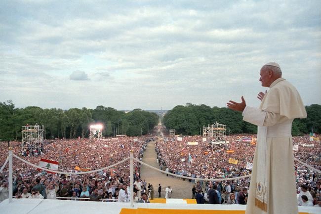 Jan Paweł II podczas spotkania z młodzieżą na Jasnej Górze w 1991 r.