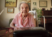 – Śmiałam się już jako niemowlę i umrę, śmiejąc się – powtarzała Alice Herz-Sommer. Przeżyła obóz koncentracyjny w Terezinie. Zmarła w wieku 110 lat. Film o jej życiu pt. „Pani w pokoju numer 6” dostał Oscara w kategorii „najlepszy krótkometrażowy film dokumentalny”