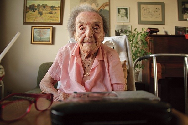 – Śmiałam się już jako niemowlę i umrę, śmiejąc się – powtarzała Alice Herz-Sommer. Przeżyła obóz koncentracyjny w Terezinie. Zmarła w wieku 110 lat. Film o jej życiu pt. „Pani w pokoju numer 6” dostał Oscara w kategorii „najlepszy krótkometrażowy film dokumentalny”