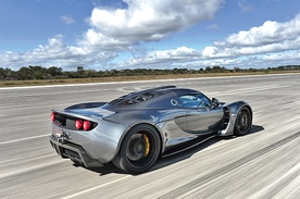 Hennessey Venom GT pędzi pasem lotniska centrum kosmicznego. A na liczniku 270,3 mil/h, czyli ponad 435 km/h