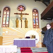  Ks. Cezary Ciupiak pokazuje miejsce z dekoracją eucharystyczną,  gdzie wkrótce stanie nowy-stary ołtarz