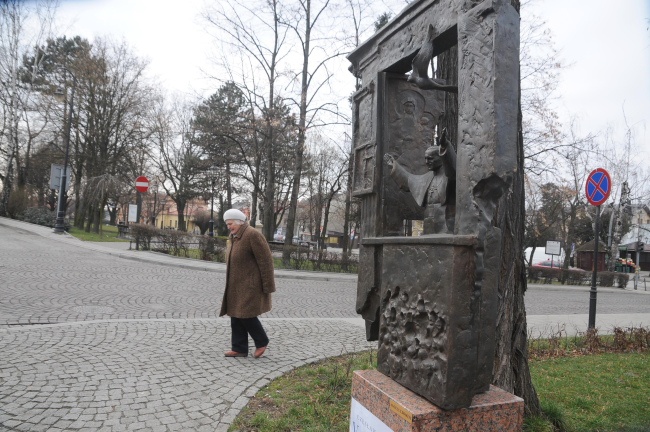 Papieskie rzeźby w Wieliczce