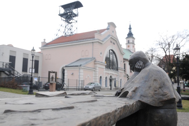 Papieskie rzeźby w Wieliczce