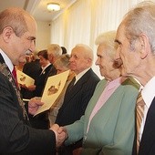  Państwo Anna i Adam Kanikowie z Bielska-Białej-Straconki  odbierają dyplom i gratulacje od prezydenta Jacka Krywulta