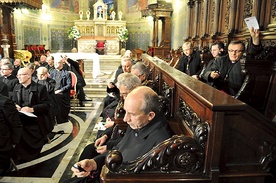 Dyskusja nad 23 projektami dokumentów synodu płockiego jest przygotowaniem do czwartej sesji plenarnej,  która odbędzie się w katedrze  24 maja (na zdjęciu uczestnicy  sesji synodalnej z 30 listopada  ub. roku)
