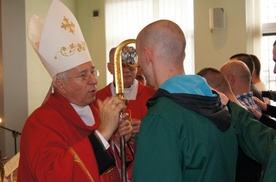 Bp Andrzej F. Dziuba udziela bierzmowania jednemu ze skazanych