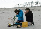 11.03.2014. Japonia. Kunie Konno i jej matka Kazue na plaży w Sendai modlą się za ofiary trzęsienia ziemi i tsunami, które nawiedziły Japonię 11 marca 2011 r. Zginęło wówczas 15 884 ludzi. 2636 osób  nadal uważa się za zaginione.