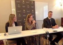 Ellinor Grimmark na konferencji prasowej, która odbyła się w Sztokholmie. Po lewej stronie Ruth Nordström, po prawej Roger Kiska