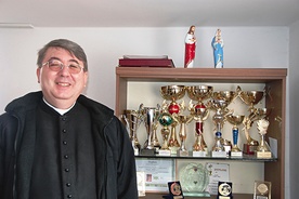  Proboszcz prezentuje nagrody zdobyte przez parafialne grupy duszpasterskie