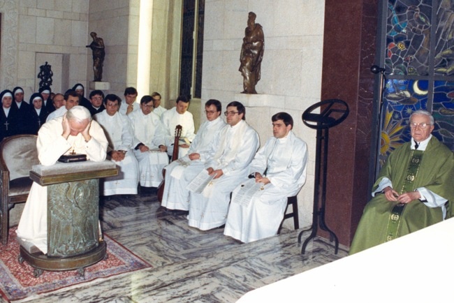 Styczeń 1989 r. Msza św. w kaplicy papieskiej