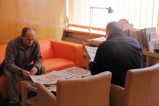 Czytelnicy i bibliotekarka protestują 