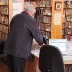 Czytelnicy i bibliotekarka protestują 