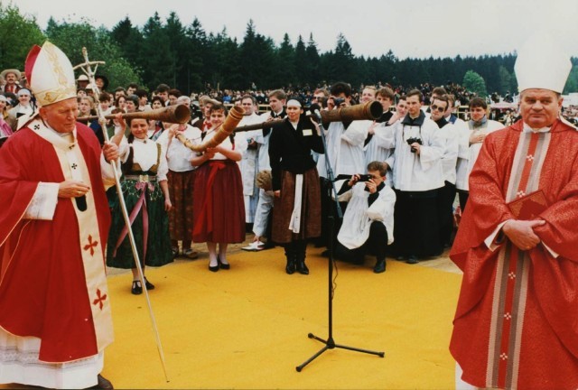 Bp Tadeusz Rakoczy wita papieża Jana Pawła II na Kaplicówce w maju 1995 r. - jedno z najważniejszych wydarzeń 22-lecia