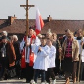 Na czele uczestników obozowej Drogi Krzyżowej z krzyżem szedł ks. prał. Władyslaw Zązel, diecezjalny duszpasterz trzeźwości