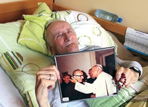   Ks. Franciszek w swoim pokoju trzyma cenne pamiątki – zdjęcia ze spotkań z bł. Janem Paweł II. To, które trzyma w ręku, zrobione zostało 10 sierpnia 1980 r.