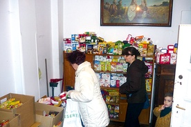  Urszula Lamparska na dyżurze odbiera wylosowane produkty od darczyńców