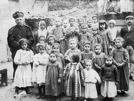  Ks. Franciszek Maria di Francia z dziećmi, które powierzał opiece sióstr.