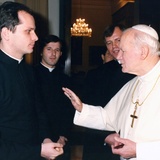 Styczeń 1992 r. Audiencja dla księży studentów rzymskich uczelni. Z Janem Pawłem II rozmawia Ks. Jarosław Wojtkun