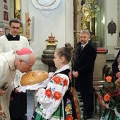 Bp Andrzej F. Dziuba przyjmuje dary niesione w procesji przez łowiczanki