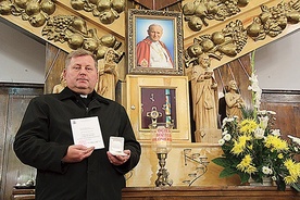 Proboszcz ks. Zdzisław Madzio z relikwiami Jana Pawła II
