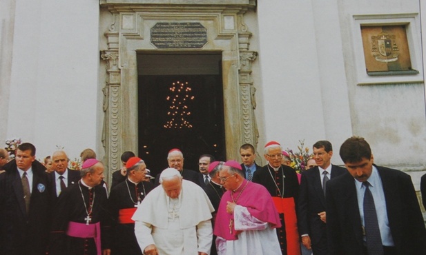 Podczas pielgrzymki do Łowicza Jan Paweł II podniósł tutejszą katedrę do rangi bazyliki