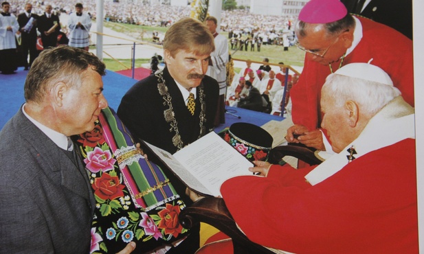 Jednym z darów, jakie otrzymał w Łowiczu Jan Paweł II, był łowicki pasiak