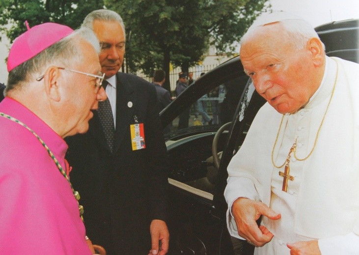 W imieniu Kościoła łowickiego papieża powitał bp Alojzy Orszulik