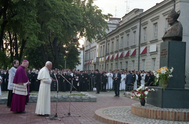 W czasie IV pielgrzymki do ojczyzny 7 i 8 czerwca 1991 r. Jan Paweł II przebywał w Płocku. Papieska katecheza i modlitwa była wypowiedziana również przy pomniku abp. Antoniego Juliana Nowowiejskiego, w pobliżu seminarium duchownego