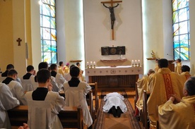 W czasie śpiewu Litanii do Wszystkich Świętych mający przyjąć święcenia diakonatu modlił się przed ołtarzem w postawie leżącej