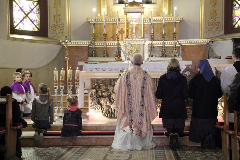 W modlitwie o powołania przed Najświętszym Sakramentem uczestniczyły również dzieci