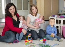 Magdalena Niemyjska (z lewej) towarzyszy kobietom przy porodzie oraz pomaga im w pierwszych dniach po urodzeniu dziecka. Na zdjęciu z córeczką Michaliną oraz siostrą Małgorzatą i jej dziećmi Zosią i Stasiem