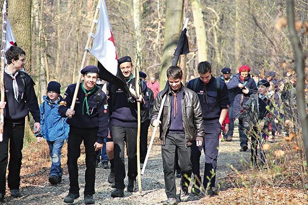  Skauci Europy maszerują przez las do bazyliki w Katowicach-Panewnikach