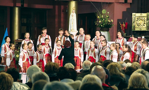 Wrażenia muzyczne łączą się z wizualnymi. Przeważnie każdy z zespołów wyróżnia się strojem i... szeroko otwartymi buziami