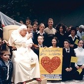  Uczniowie ZKS ze Skawiny spotkali się z ojcem świętym podczas jednej z jego ostatnich audiencji, 11 listopada 2004 r.