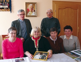  O swoim patronie opowiadają (od lewej): Krystyna Parys, Zofia Halek, Irena Pietryga i Jadwiga Rupik  oraz ks. Antoni Swadźba i Bernard Pietryga. 